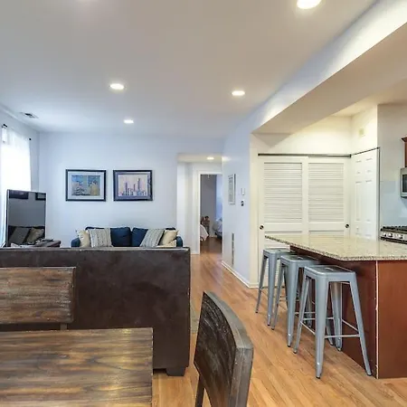 Lincoln Park Living - Suite 2